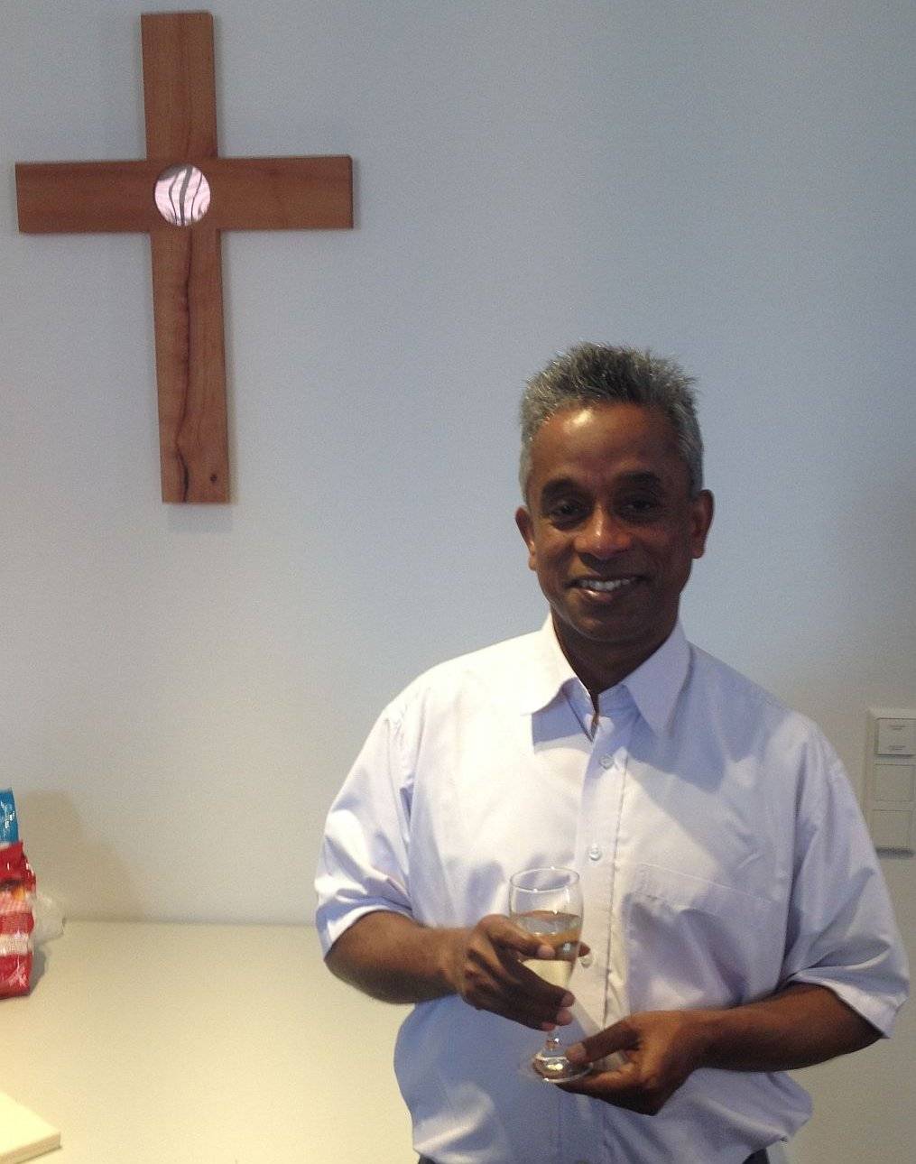 Pater Jose beim Sektempfang nach dem Gottesdienst